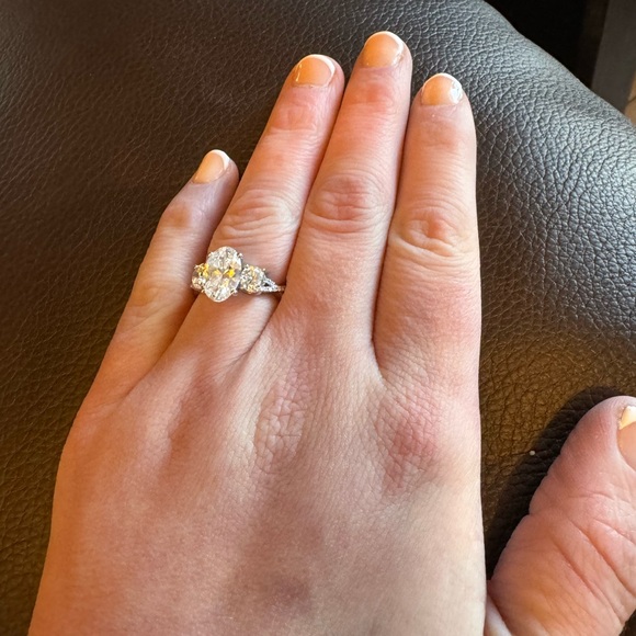 2.56 Certified IGI Color F VS1 Oval Diamond + 1.75 carats w/side-stones & band - Picture 11 of 12